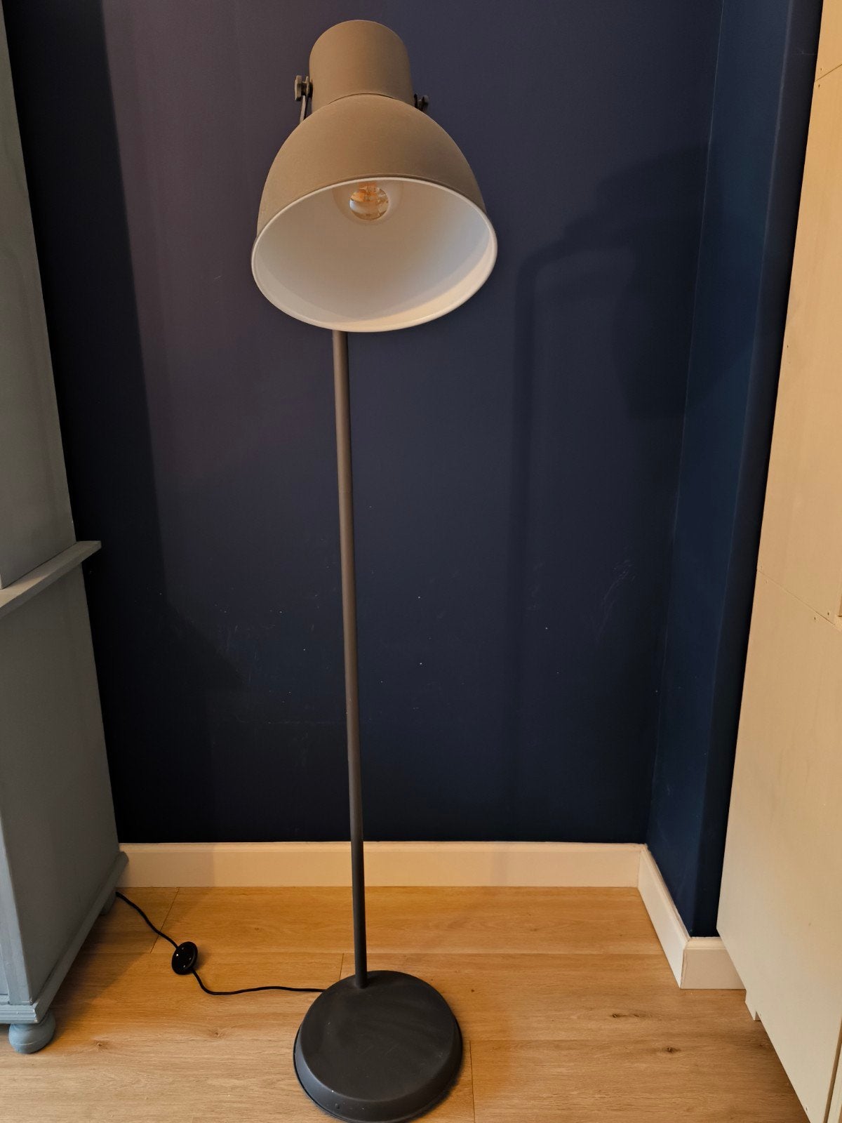 Grijze IKEA Hektar staande lamp, Huis en Inrichting, Ophalen, Gebruikt, 150 tot 200 cm