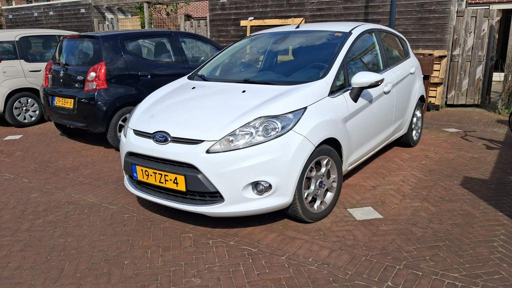Luxe Ford Fiësta 1.25 60KW 5DR 2012 Wit APK Airco pdc Aux Bl, Voorwielaandrijving, Euro 5, Stof, Wit