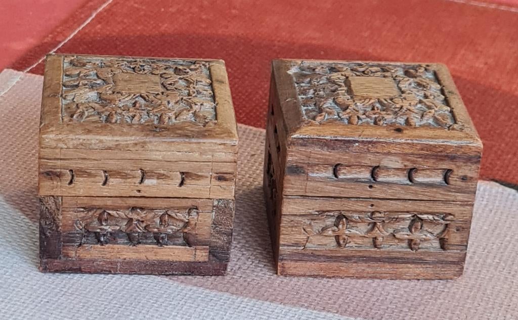 2 Mooie houten doosjes € 7,50, Antiek en Kunst, Kunst | Beelden en Houtsnijwerken, Ophalen of Verzenden, Hout, Houtsnijwerk
