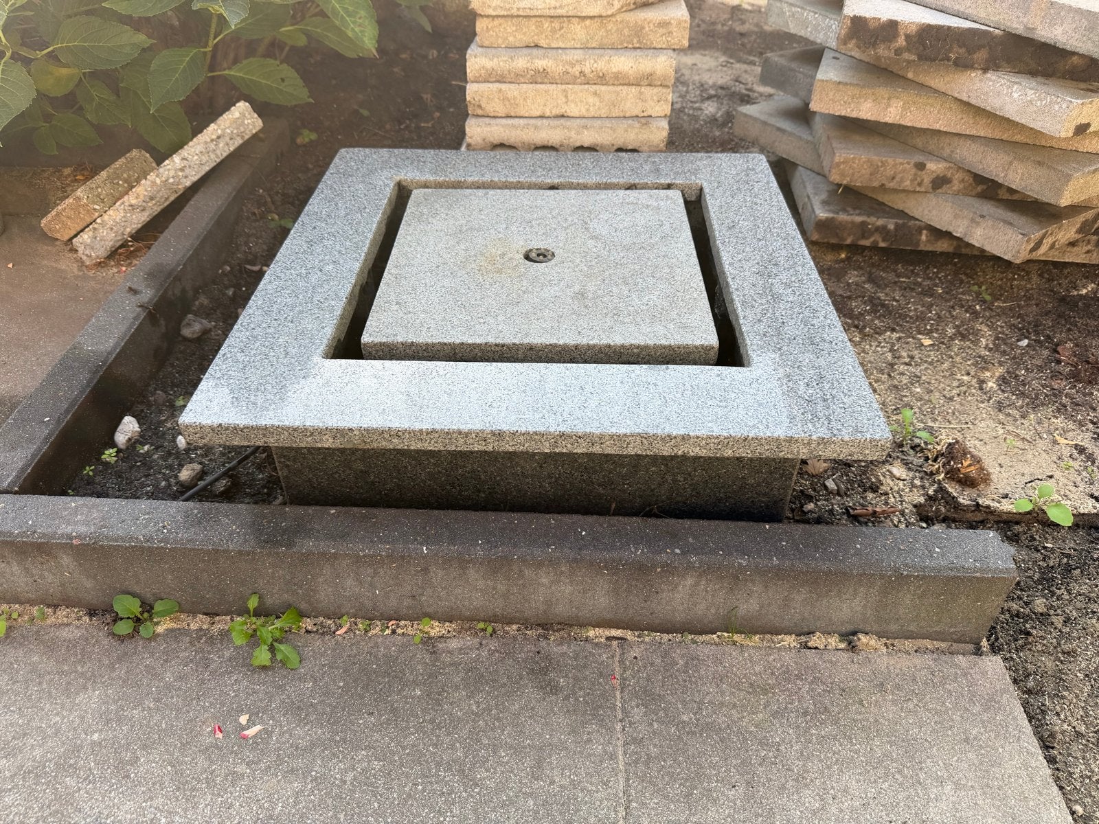 Natuurstenen waterornament 60x60x26 cm (motor defect), Tuin en Terras, Ophalen, Gebruikt, Graniet, Waterornament