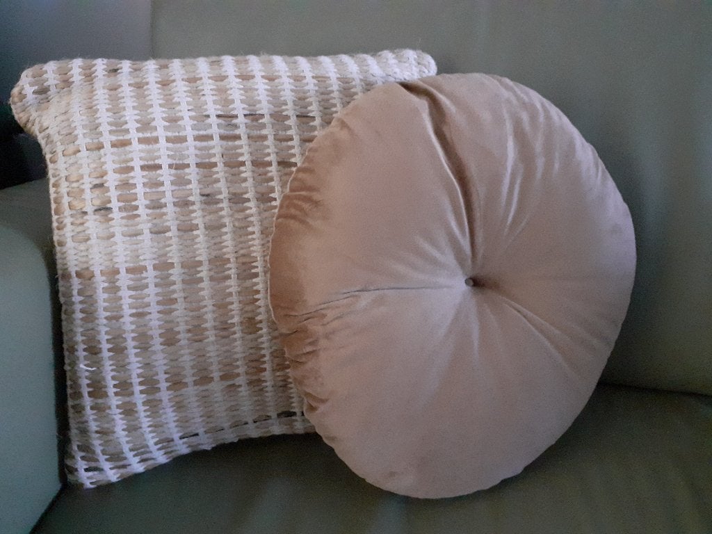 Sfeervolle kussens als nieuw beide ong. 43 cm z.g.a.n.w, Ophalen of Verzenden, Zo goed als nieuw, Beige, Vierkant