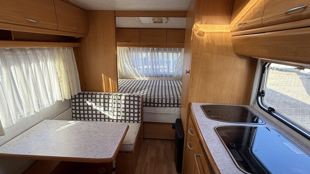 Wilk Stern 490 TKM bouwjaar 2002 met voortent, Caravans en Kamperen, Bedrijf, Treinzit, 4 tot 5 meter, Serviceluik