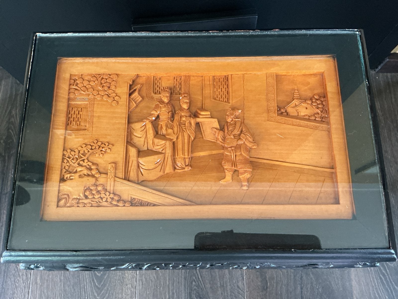 Chinese Bijzettafel met Uitgesneden Hout en Glasplaat, Ophalen