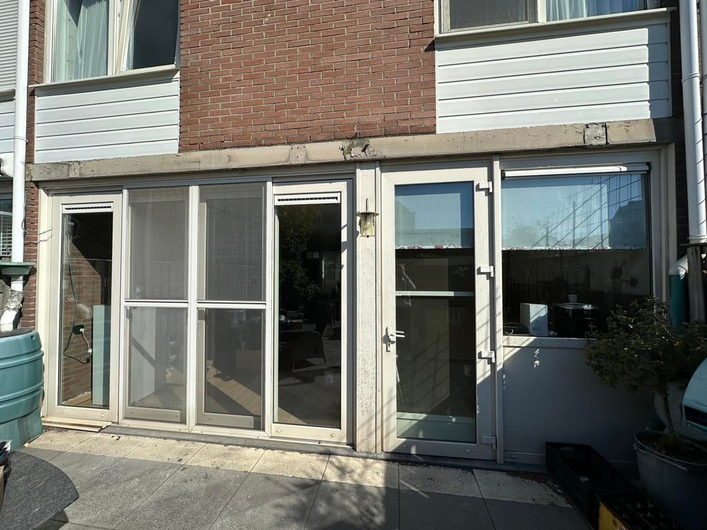 Gratis Kozijn met deur en schuifdeur, Doe-het-zelf en Verbouw, Kozijnen en Schuifpuien, Ophalen, Kunststof, Gebruikt, Deurkozijn