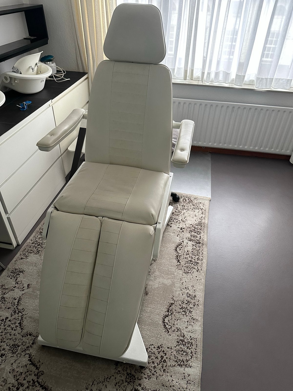 Professionele behandelstoel/pedicurestoel, Ophalen, Zo goed als nieuw, Eén