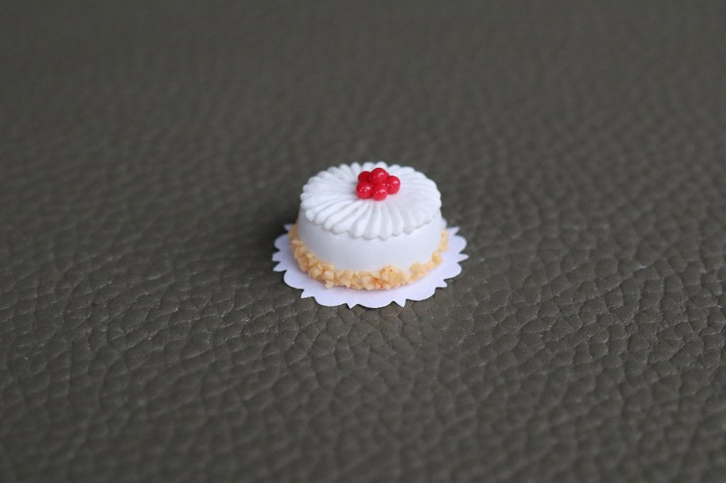 Witte creme/ slagroom taart met besjes en rand van nootjes., Ophalen of Verzenden, Nieuw, Gebruiksvoorwerp