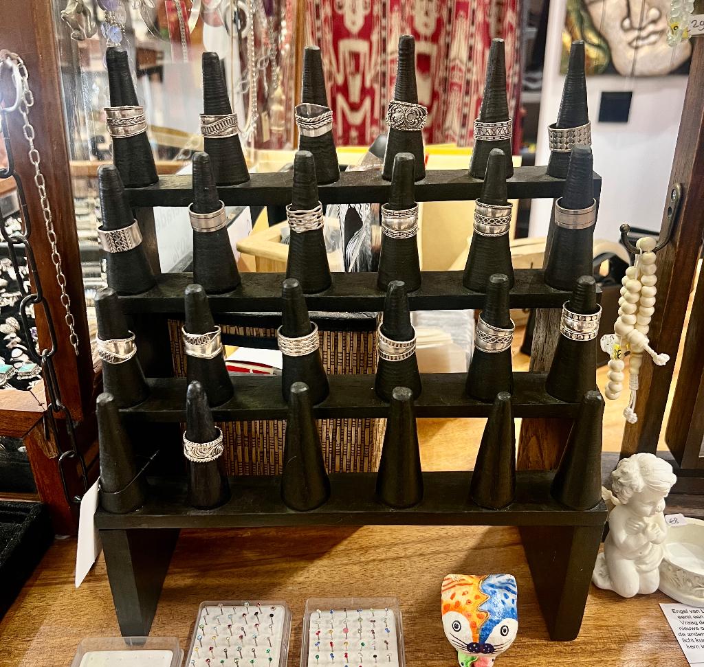 Houten standaard voor 24 ringen, Sieraden, Tassen en Uiterlijk, Overige materialen, Zwart, Ophalen of Verzenden, Dame of Heer