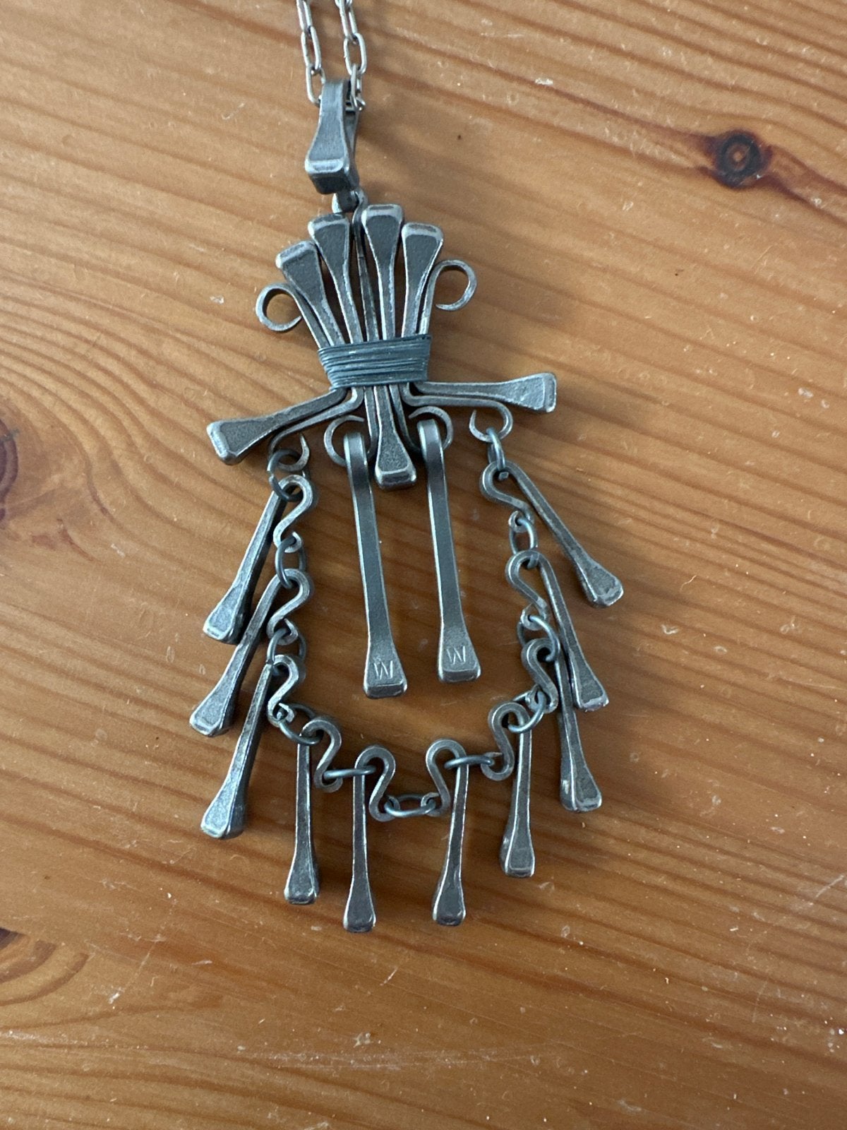 Vintage handgemaakte ketting met hanger van hoefnagels, Ophalen of Verzenden, Zo goed als nieuw, Zilver, Overige materialen