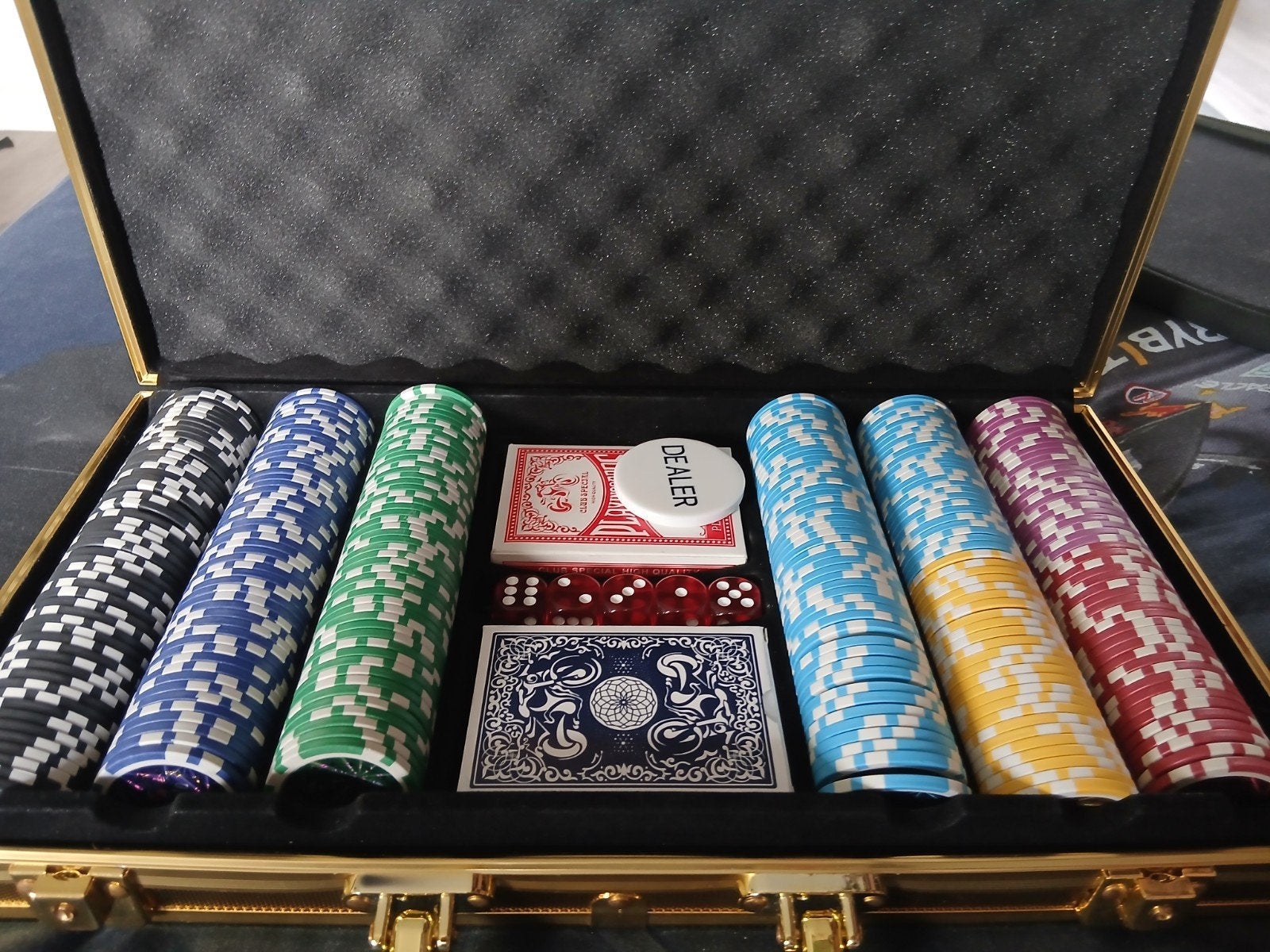 Pokerset in luxe gouden koffer., Drie of vier spelers, Ophalen of Verzenden, Gebruikt