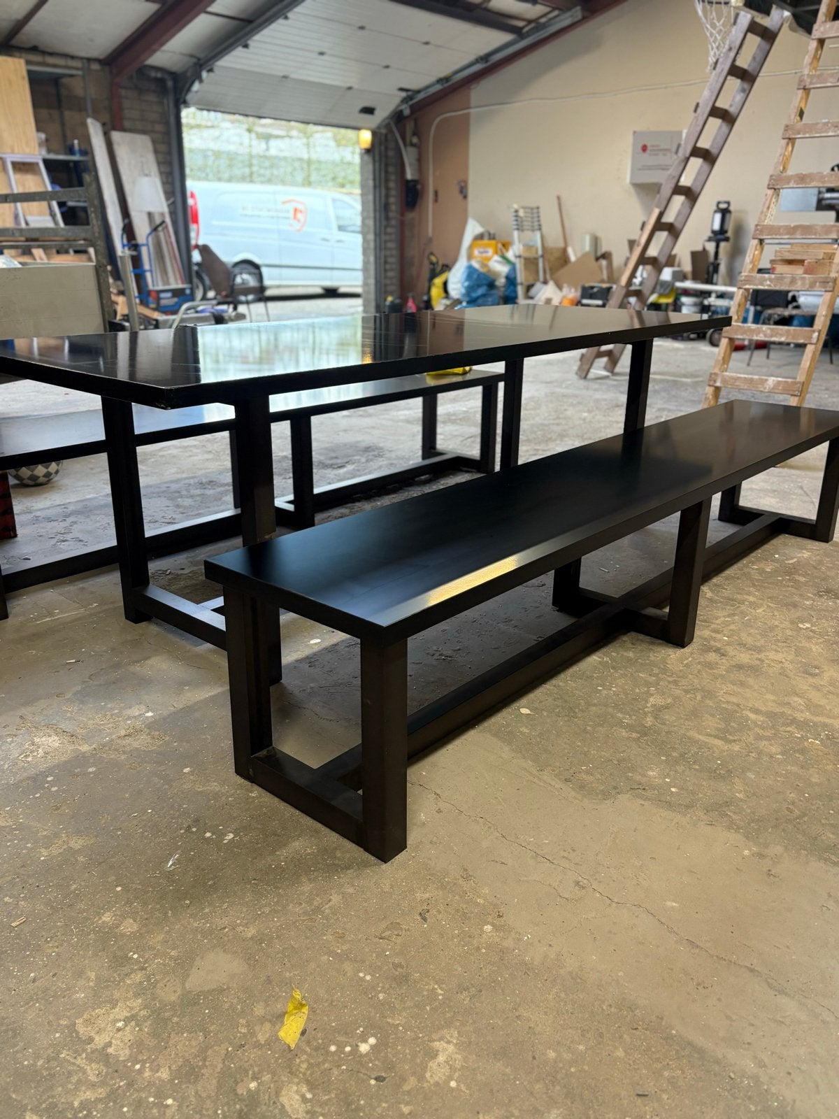 Zwarte eettafel met twee banken - Modern en ruim, Gebruikt, 200 cm of meer, 50 tot 100 cm, Modern
