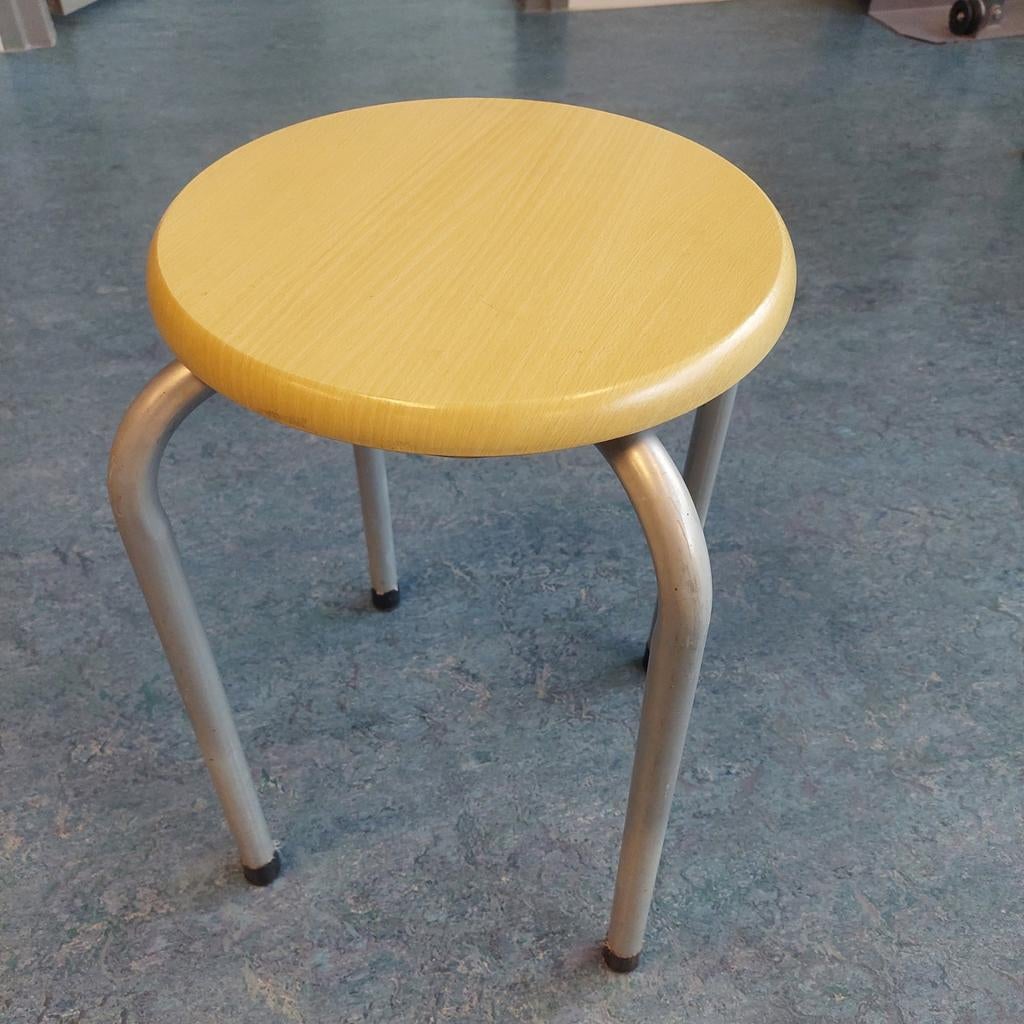 Stevige kruk met houten zitting en metalen poten, Ophalen of Verzenden, Gebruikt, Hout