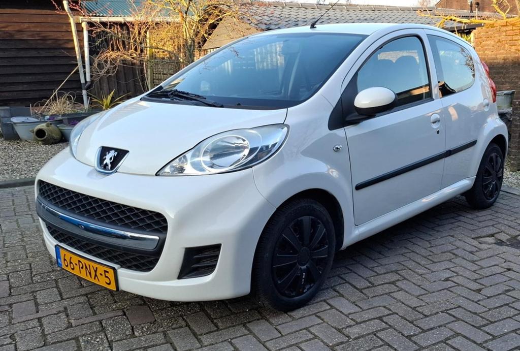 Peugeot 107 1.0 12V 5DR 2011 Wit, Auto's, Voorwielaandrijving, Stof, Zwart, 4 cilinders