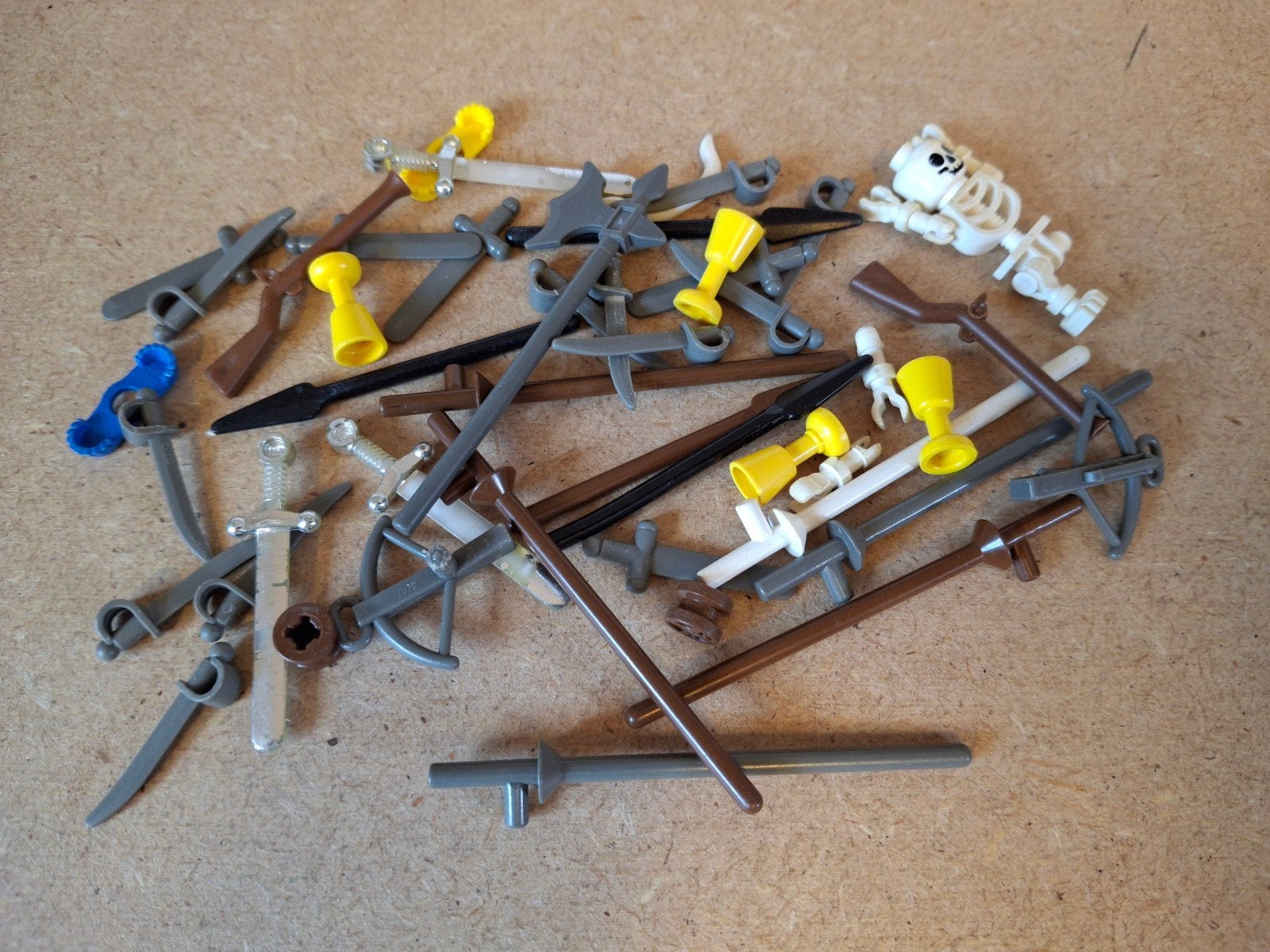 Lego partij ridder wapens. Jaren 80 / 90 Castle, Kinderen en Baby's, Speelgoed | Duplo en Lego, Lego, 33 Bath Road, Slough, UK