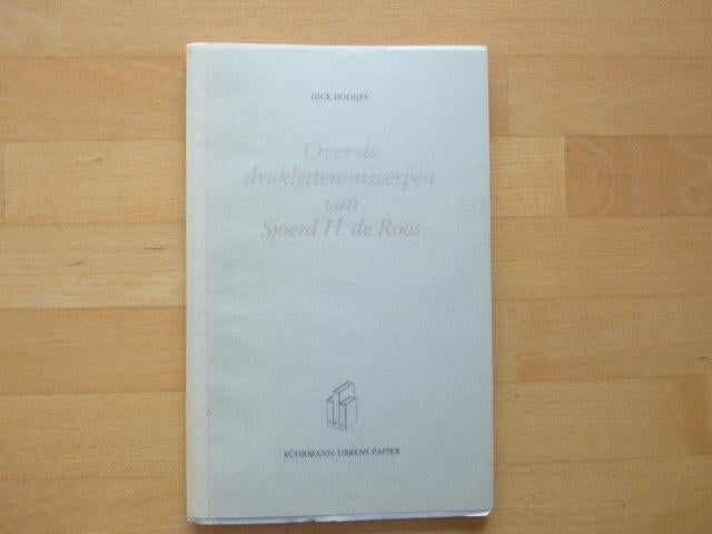 Over de drukletterontwerpen van Sjoerd H. de Roos, Ophalen of Verzenden, Zo goed als nieuw, Grafische vormgeving