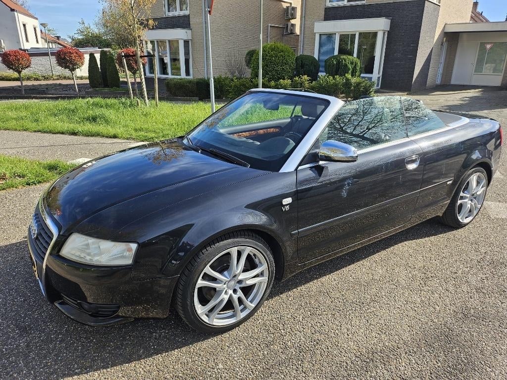Audi A4 Cabrio Automaat 2.4 6 cil met mooie grote grill, Auto's, Audi, Automaat, Zwart, Cabriolet, 4 stoelen