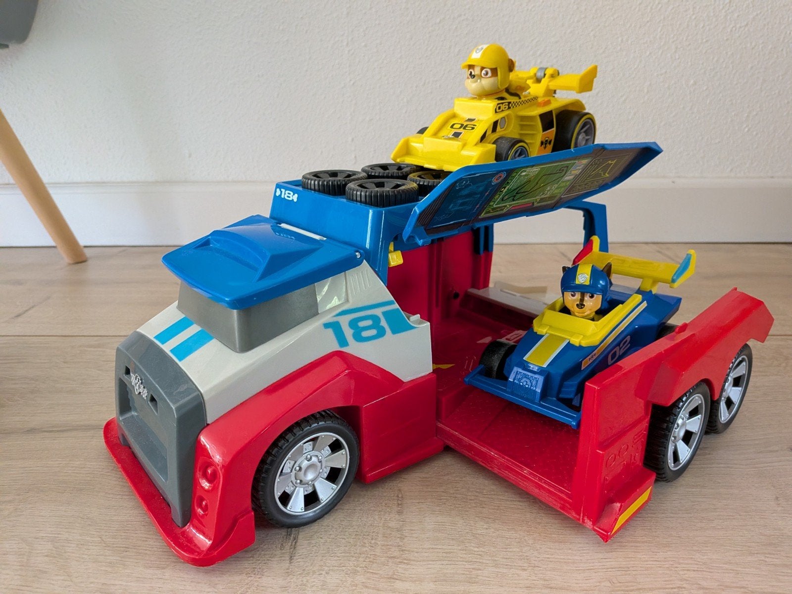 Paw Patrol racewagen transporter met 2 raceauto's, Kinderen en Baby's, Ophalen of Verzenden, Gebruikt