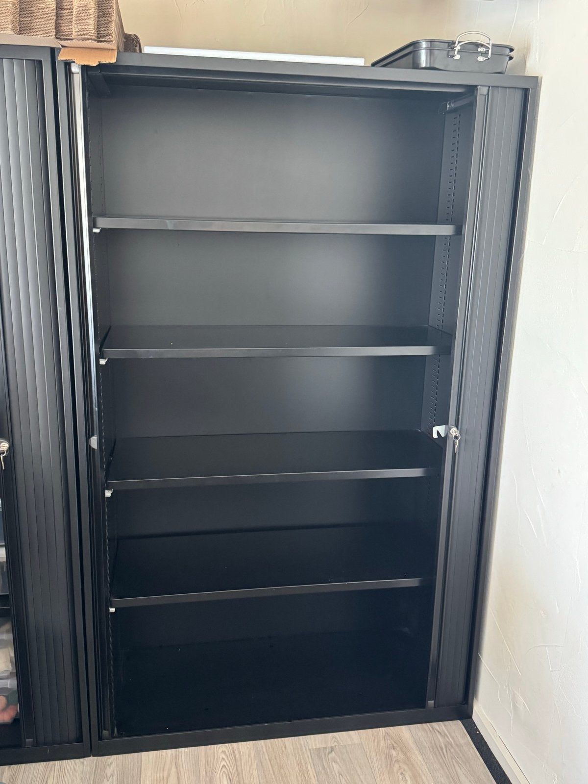 Zwarte rolluikkast met slot - perfect voor kantoor/opslag, Ophalen, Gebruikt, Meerdere deuren, 50 tot 100 cm