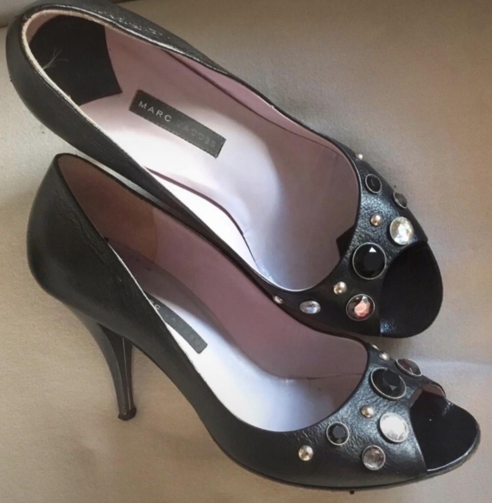 Marc Jacobs peeptoe pumps maat 39,5, Pumps, Zwart, Ophalen of Verzenden, Gedragen
