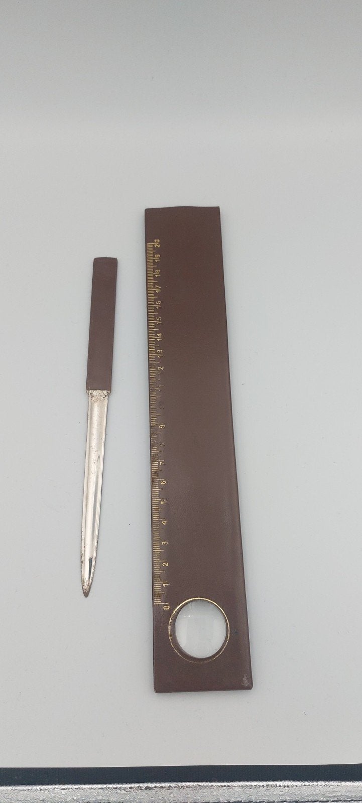 Vintage Lineaal bruin ( leer ?) Incl loepje & briefopener, Ophalen of Verzenden, Gebruikt