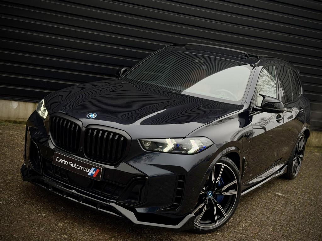 BMW X5 xDrive50e M-PERF. B&W|PANO|HUD|360|AR|TARTUFO, 12 maanden, Gebruikt, 2395 kg, Zwart
