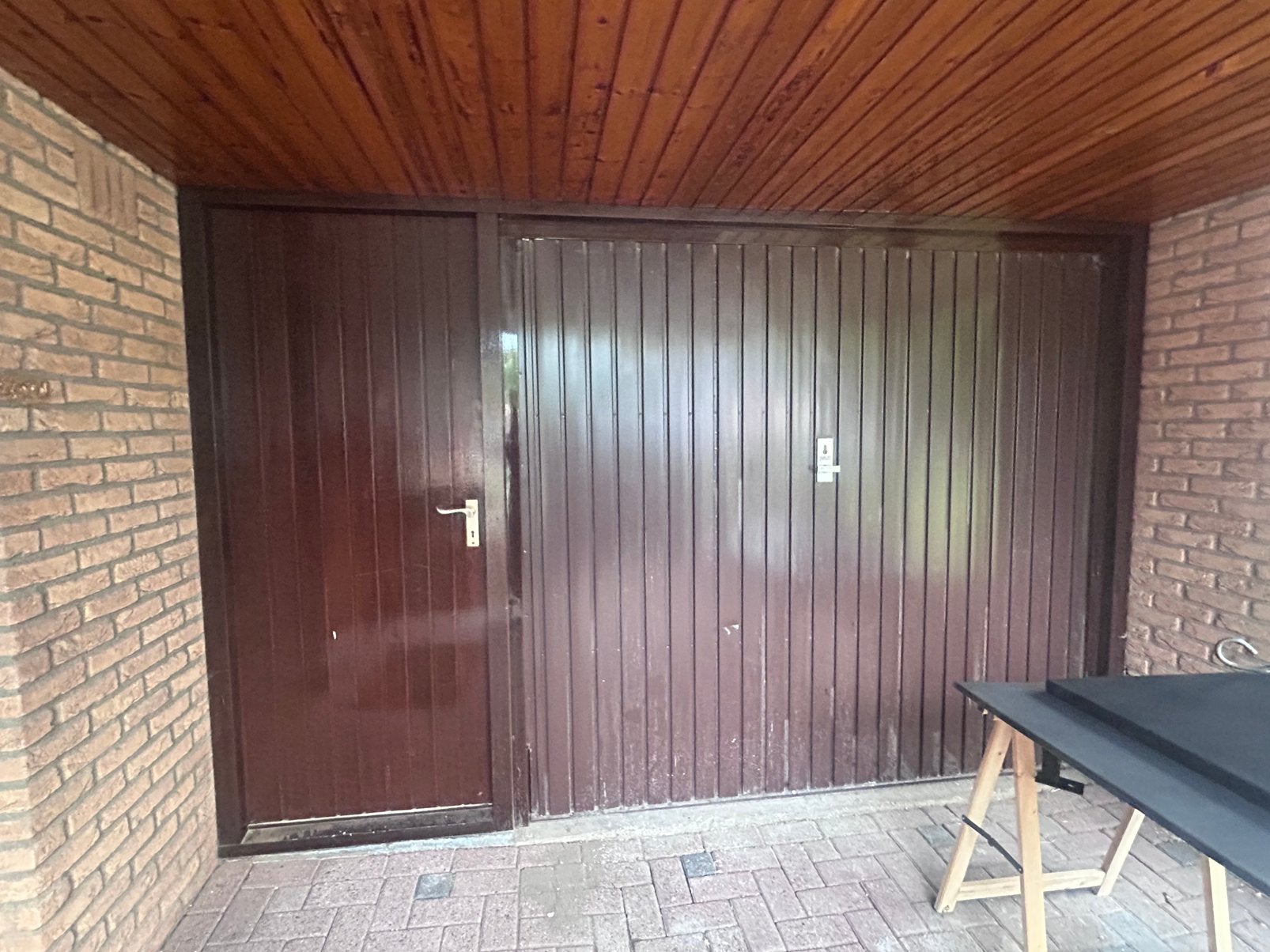 Stalen garage deur in een hardhout kozijn met loopdeur, Overijssel