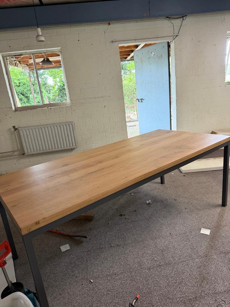 Degelijke houten eettafel met ijzeren onderstel 90x200 cm, Huis en Inrichting, Tafels | Eettafels, Ophalen, 50 tot 100 cm, Zo goed als nieuw