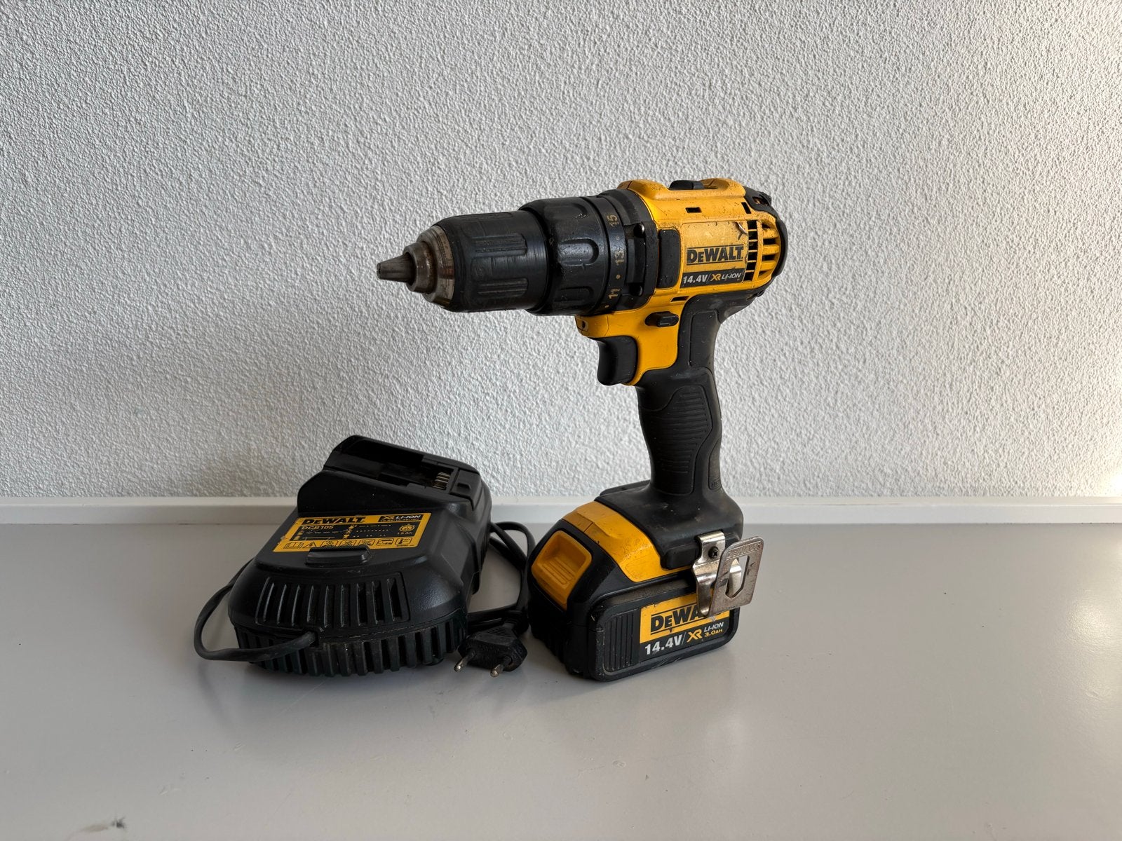 DeWalt DCD730 14,4V XR Accuboormachine + 3.0Ah Accu & Lader, Gebruikt, Variabele snelheid, Ophalen of Verzenden, Boor- en Schroefmachine
