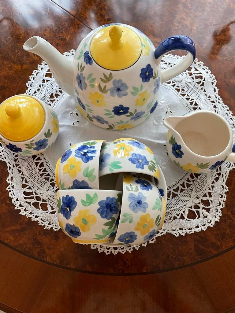 Handgeschilderd theeservies met bloemmotief, Keramiek, Ophalen of Verzenden, Zo goed als nieuw, Overige stijlen