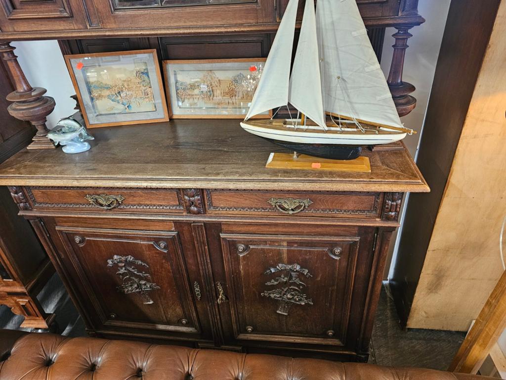Antieke Eiken Buffetkast met Vitrine en Snijwerk, Ophalen of Verzenden