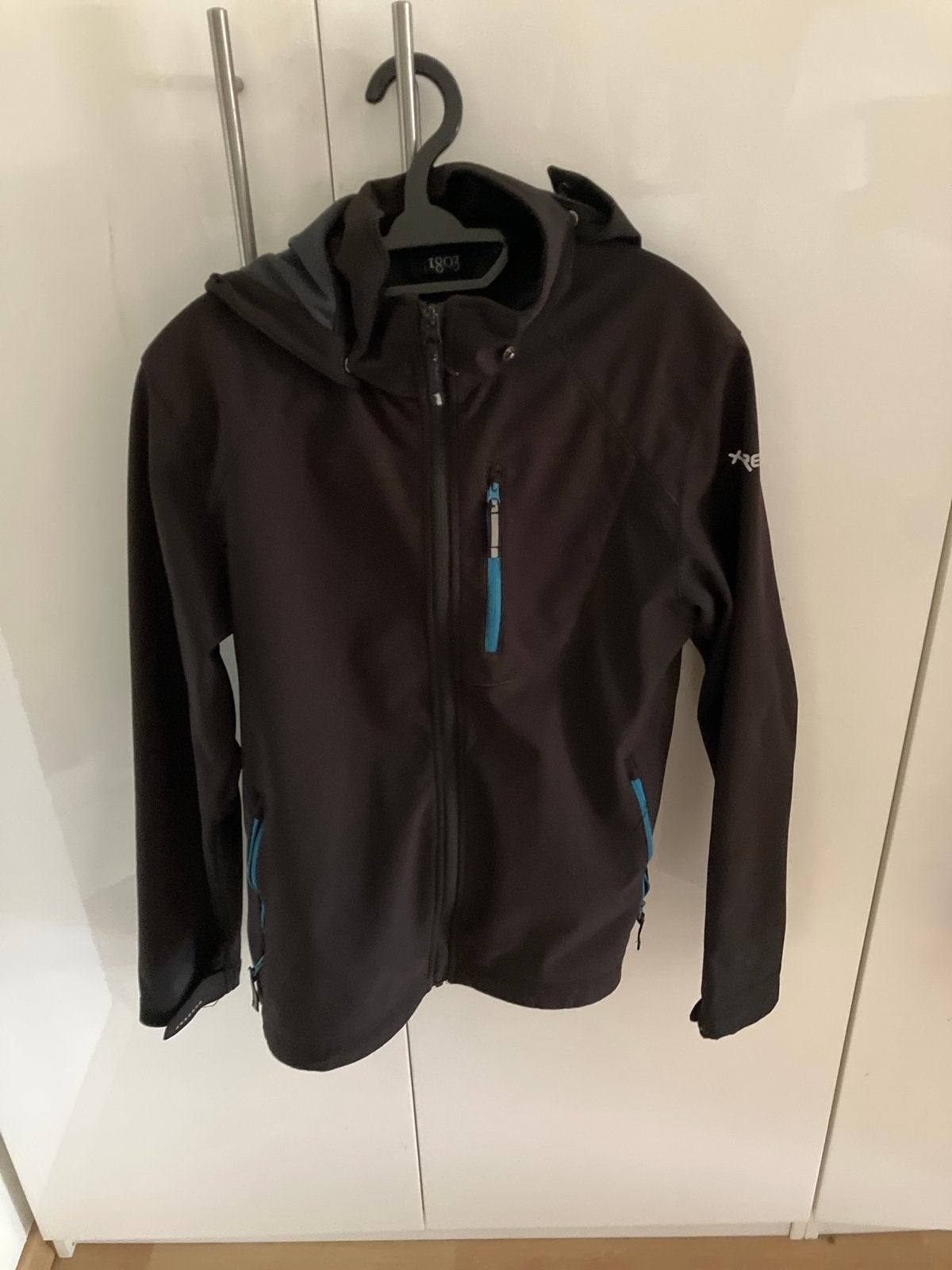 1803 Softshell Jas Zwart Maat 176, Ophalen of Verzenden, Zo goed als nieuw, Overige maten, Zwart
