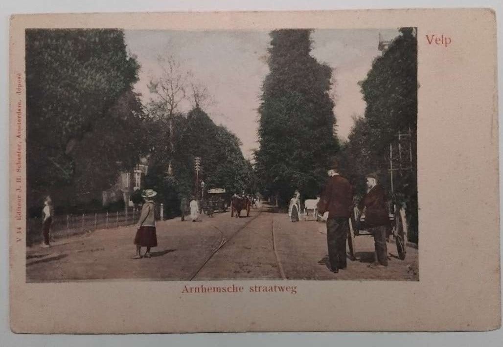 Velp - Arnhemsche straatweg "met volk" en tramrails, Ophalen of Verzenden, Voor 1920, Ongelopen, Gelderland