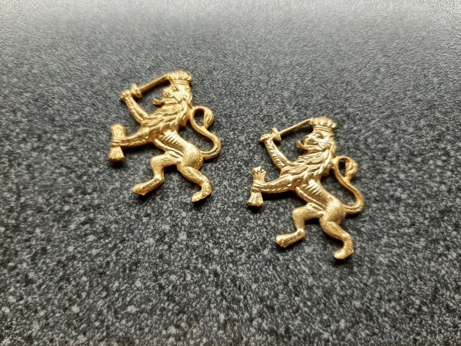 LEEUW   emblemen   -  31x24 mm ( is van koper ), Ophalen of Verzenden, Landmacht, Nederland, Embleem of Badge