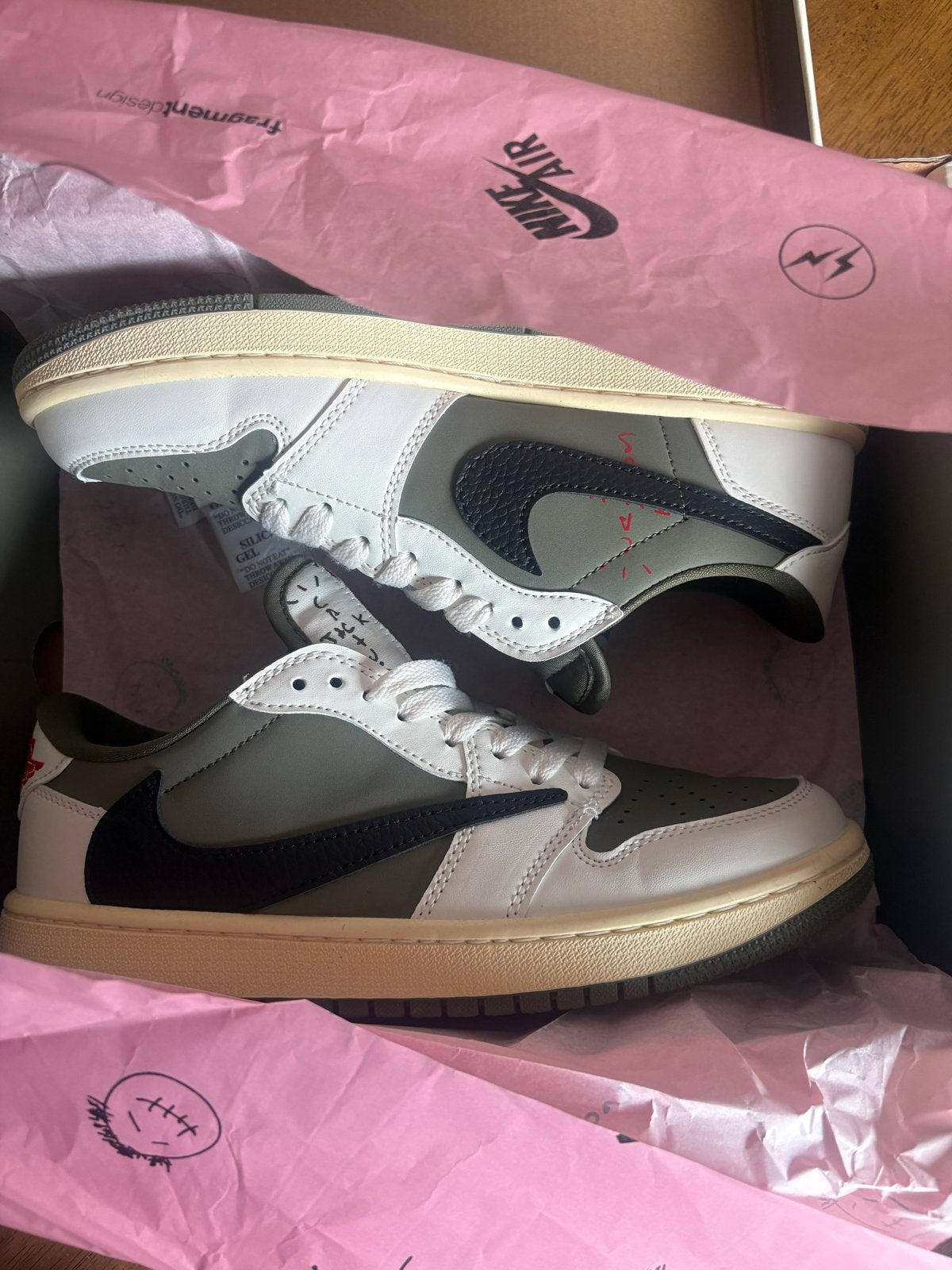 Nike Air Jordan 1 Low Travis Scott Olive, Ophalen of Verzenden, Nieuw, Overige kleuren, Sneakers of Gympen