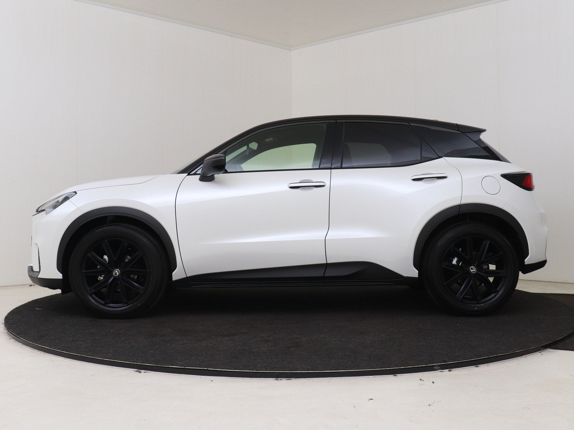 Lexus LBX 35th Edition Gelimiteerd leverbaar! (bj 2026), Auto's, Automaat, 136 pk, Zwart, Wit