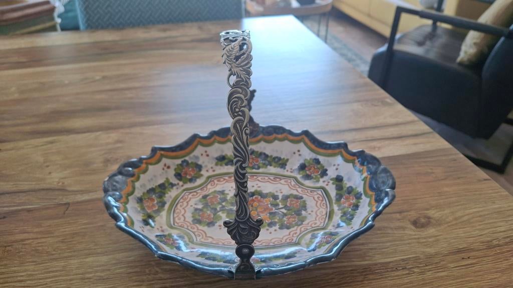 Antieke Makkum aardewerk schaal met metalen hengsel, Ophalen of Verzenden