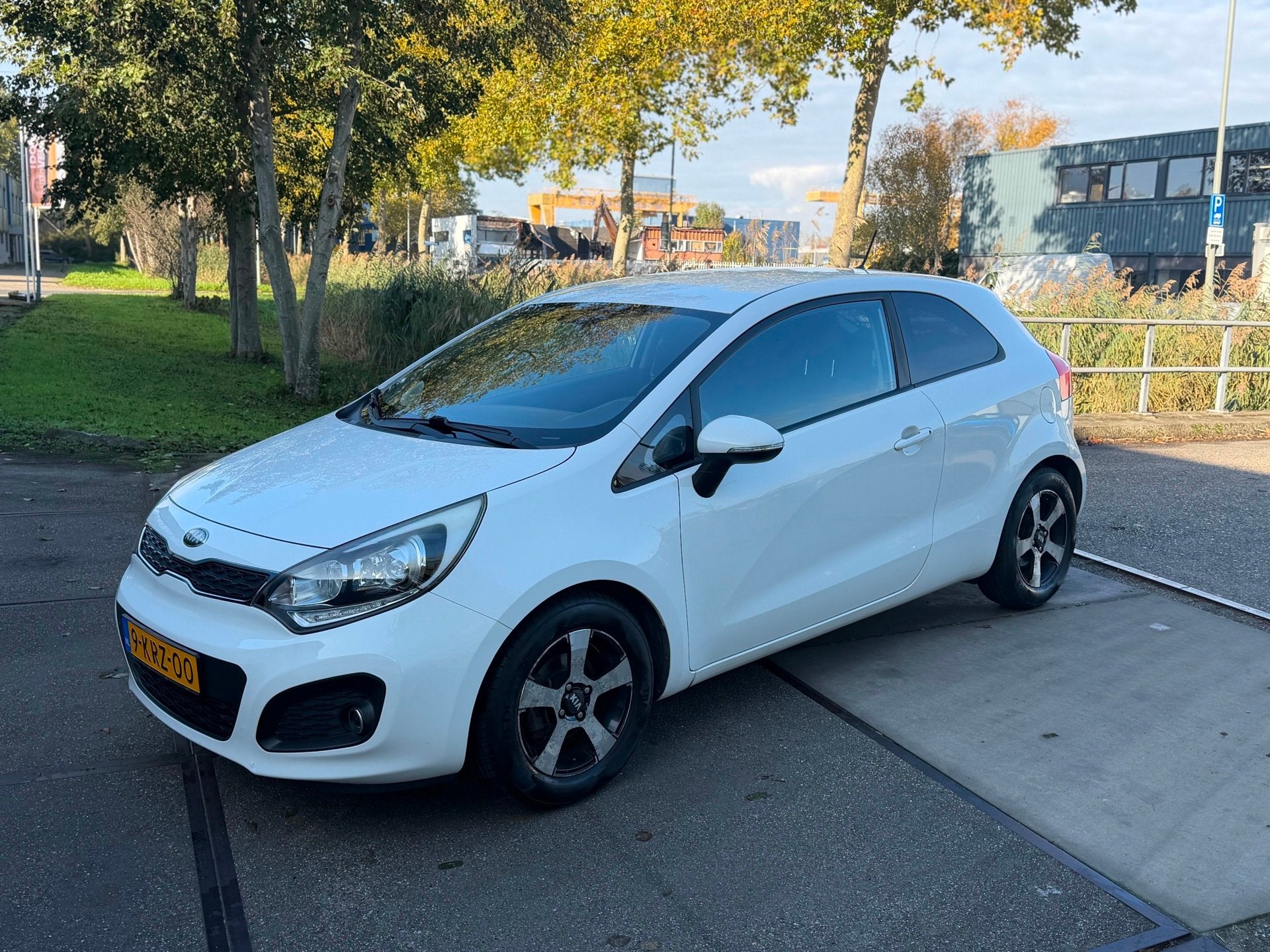 Kia Rio 1.2 CVVT Plus Pack!2013!Gr.scherm!Led!Lm. velgen!, Auto's, Euro 5, 4 cilinders, Verwarmde buitenspiegels, Wit