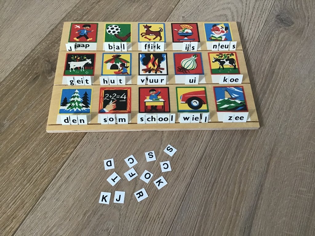 Te koop aangeboden houten leesplankje met losse letters., Antiek en Kunst, Ophalen of Verzenden