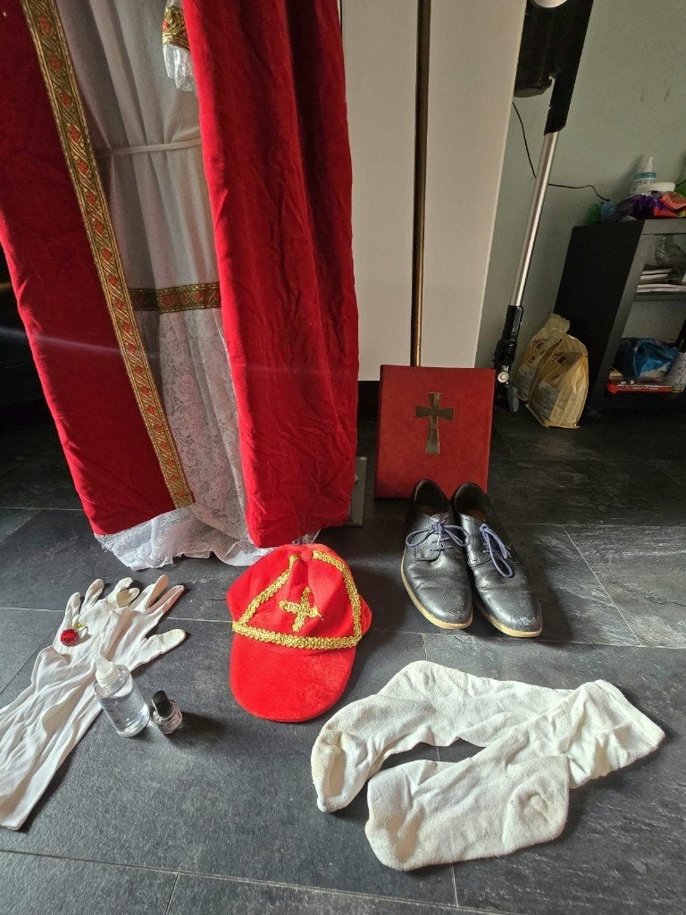 Luxe Sinterklaasset met professionele baard/pruik + 4 pakken, Ophalen of Verzenden, Gebruikt