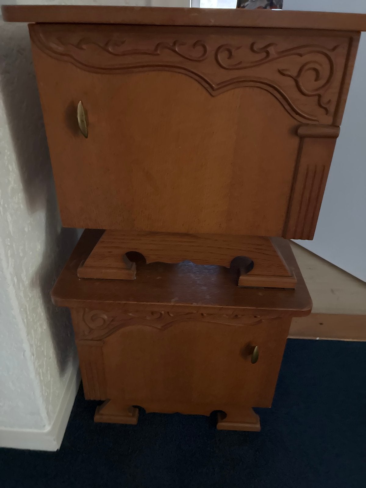 Vintage houten nachtkastjes met snijwerk, Huis en Inrichting, Ophalen of Verzenden, Gebruikt