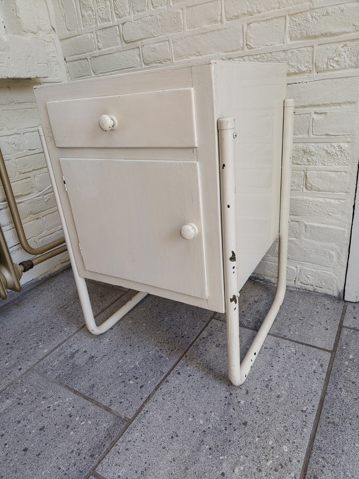 Vintage wit nachtkastje jaren '50/'60 met metalen buisframe, Ophalen, Gebruikt, Minder dan 45 cm, 55 tot 70 cm