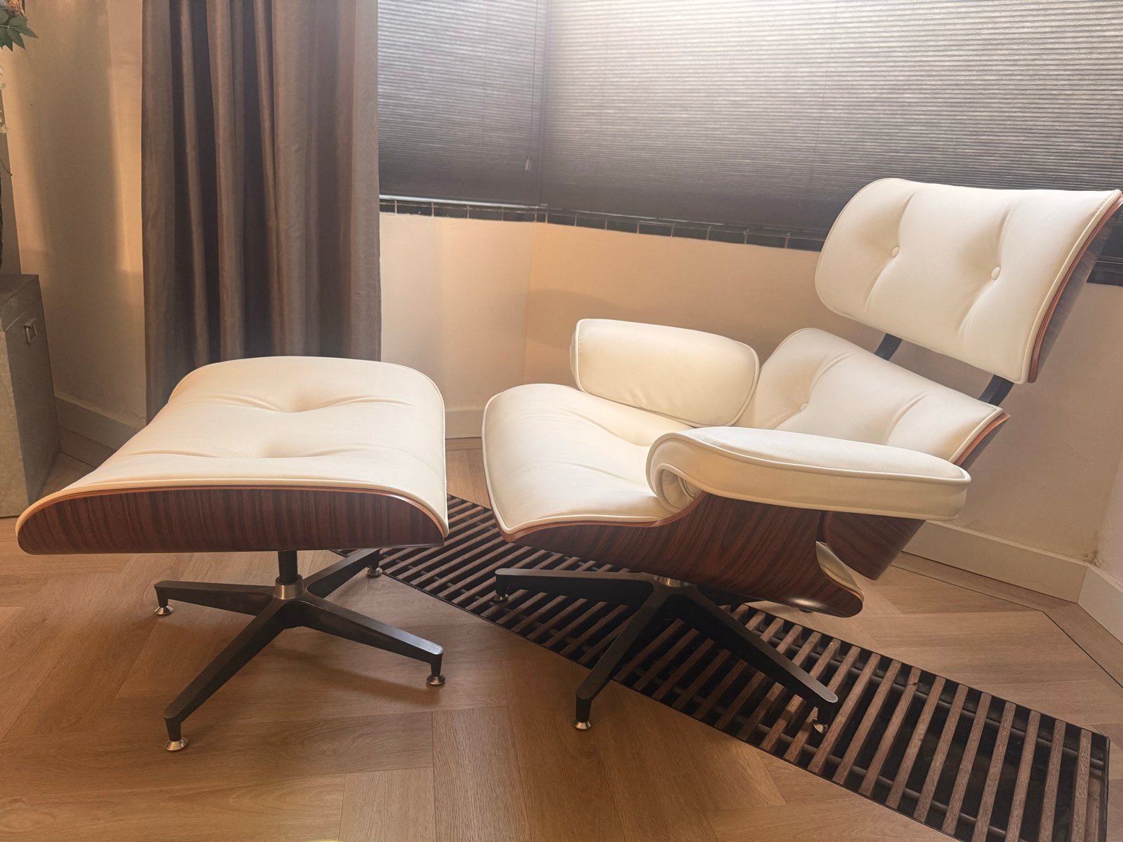 Lounge stoel met voetenbank - Eames stijl, Huis en Inrichting, Stoelen, Ophalen, Wit, Zo goed als nieuw, Eén