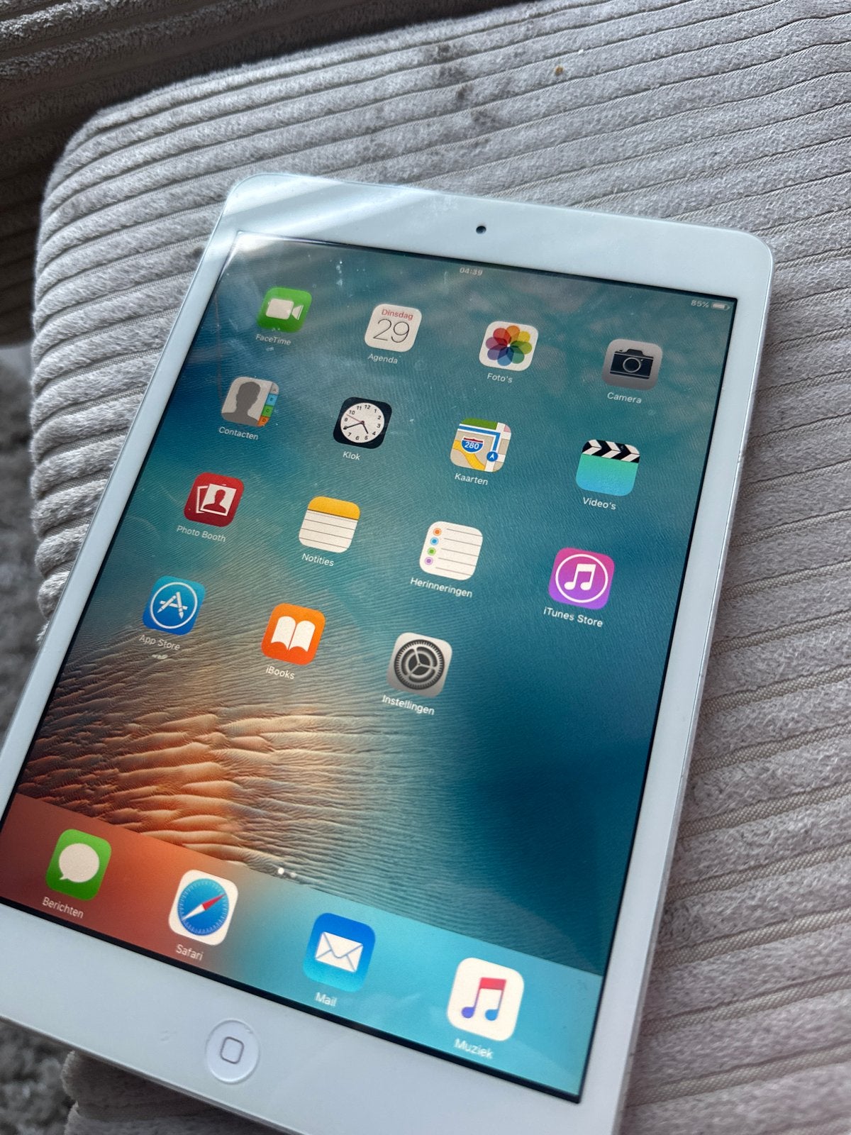 Foto 3 van Apple iPad Mini  Wi-Fi Zilver - Goede staat