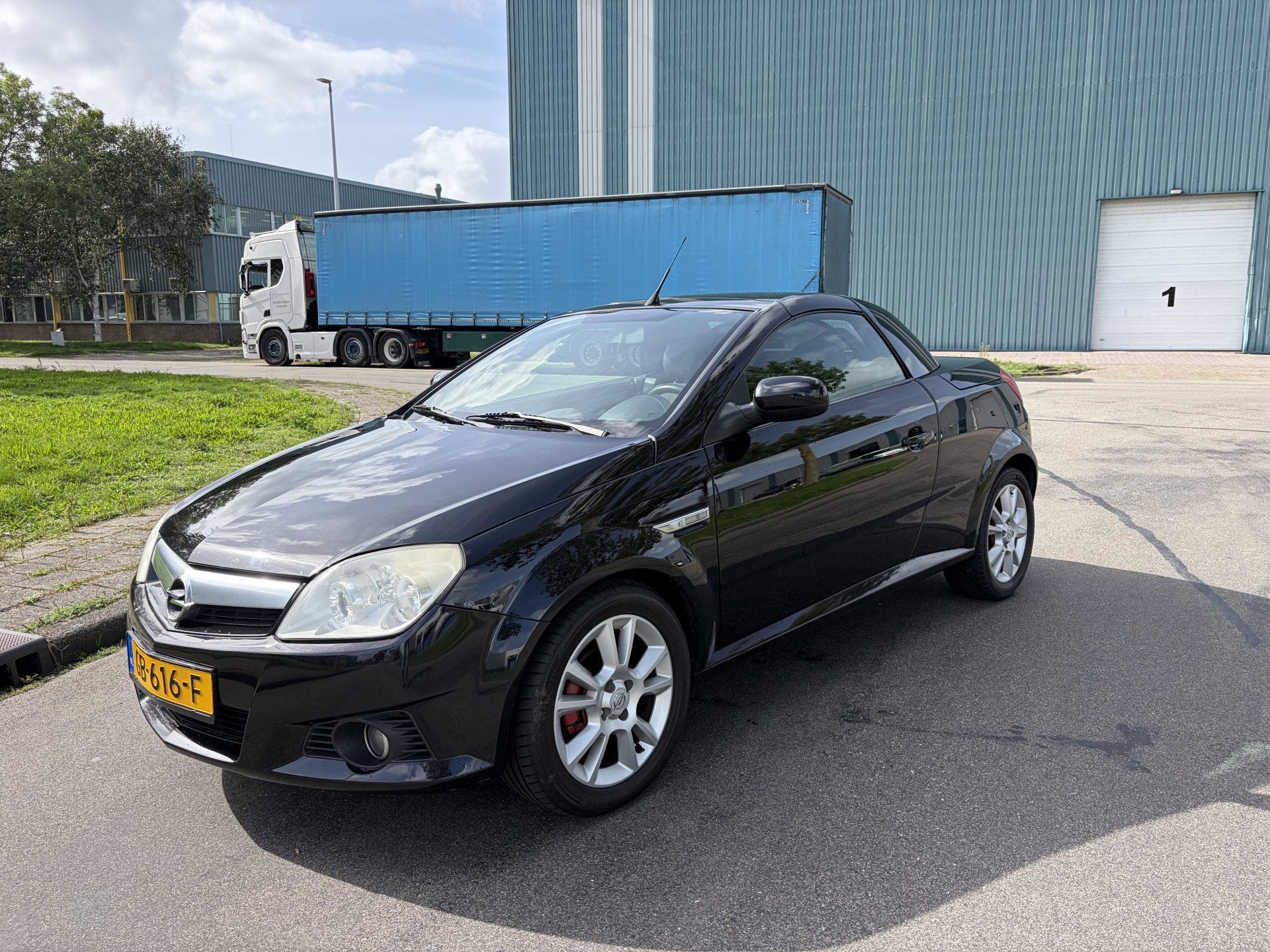 Opel Tigra TwinTop 1.4-16V Enjoy Automaat 90 PK. Leuke inrui, Auto's, Gebruikt, 4 cilinders, Cabriolet, Bedrijf