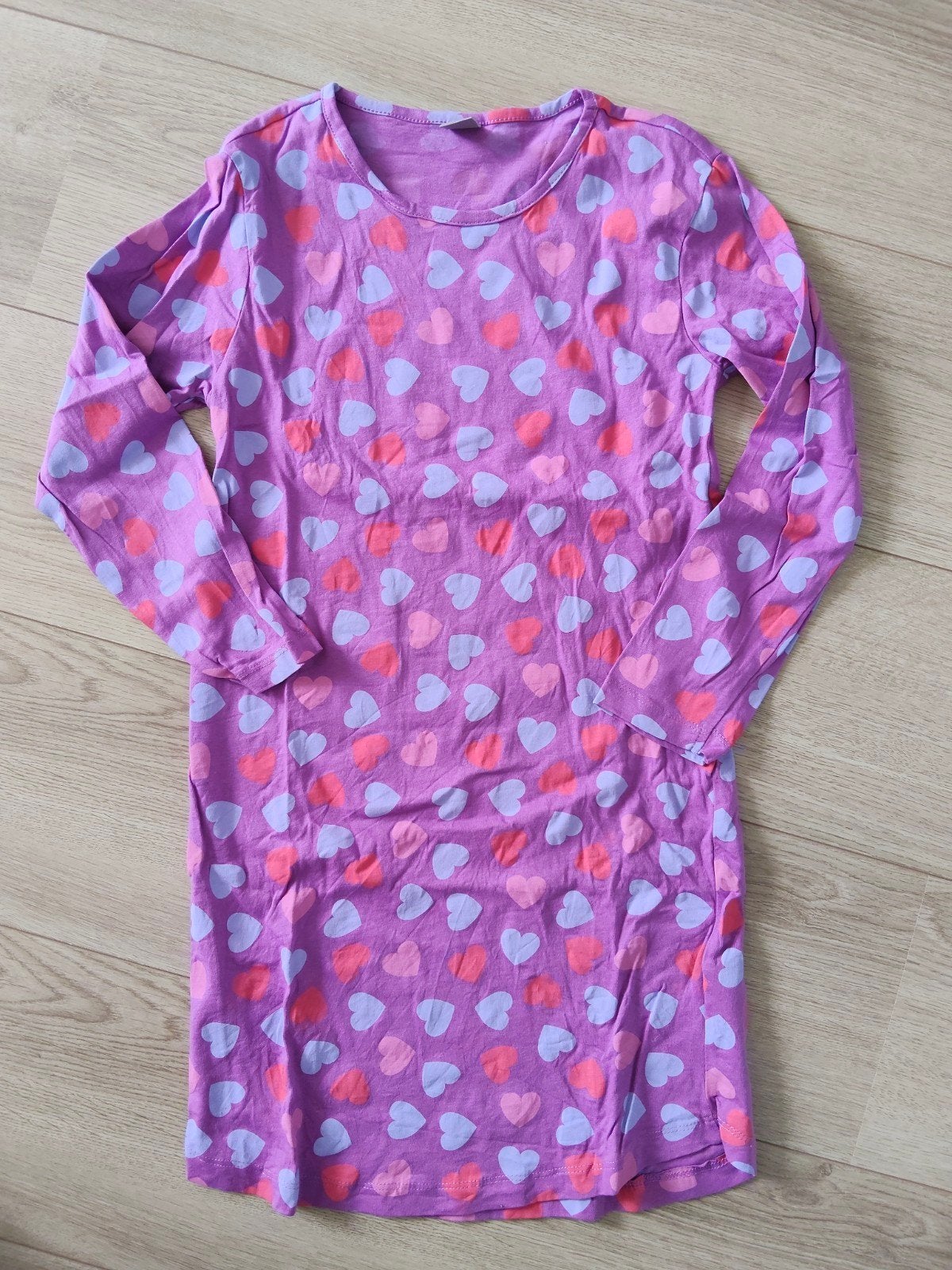Zgan! Lief paars nachthemd hartjes van Wibra! Mt 128/134, Kinderen en Baby's, Kinderkleding | Maat 128, Nacht- of Onderkleding