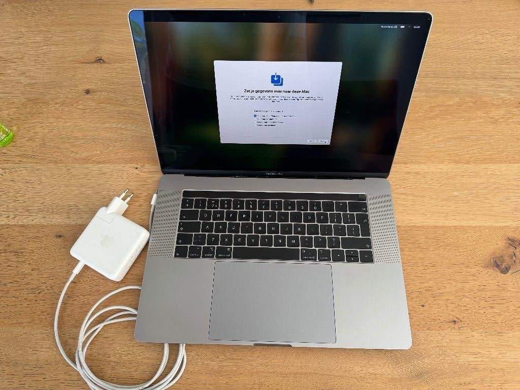 Macbook Pro 15" Touch i7 2018 inclusief oplader, Computers en Software, Apple Macbooks, 256 GB, 2 tot 3 Ghz, Zo goed als nieuw
