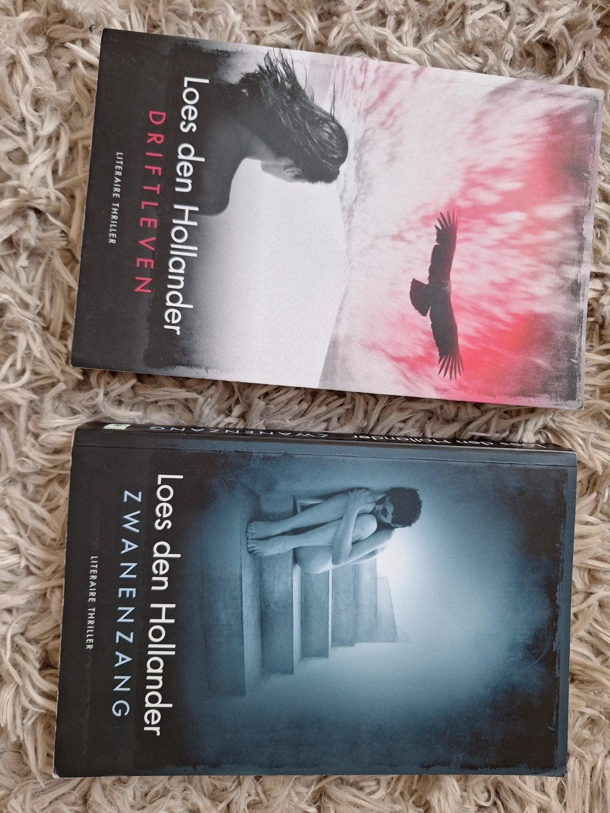 Loes den Hollander - Driftleven & Zwanenzang (2 thrillers), Ophalen of Verzenden, Gelezen, Loes den Hollander