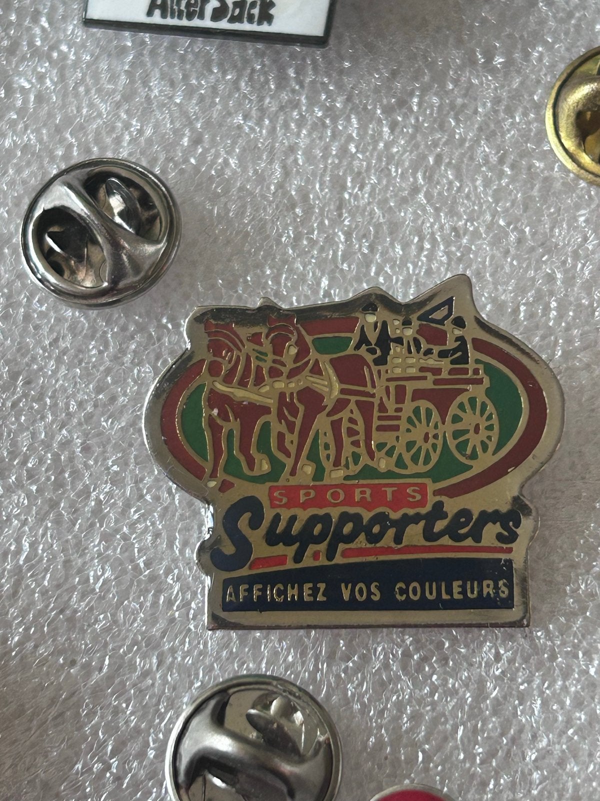 Vintage pin Sports Supporters Affichiez Vos Couleurs, Verzamelen, Ophalen of Verzenden, Gebruikt, Sport, Speldje of Pin