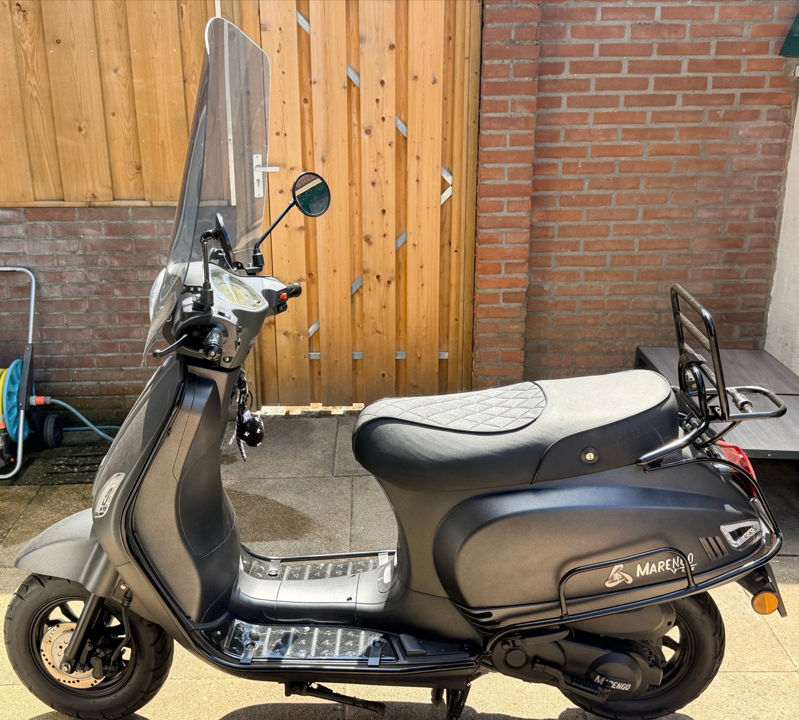 Mooie Marengo scooter, matgrijs, inclusief sloten, Fietsen en Brommers, Snorfietsen en Snorscooters, Zo goed als nieuw, Benzine
