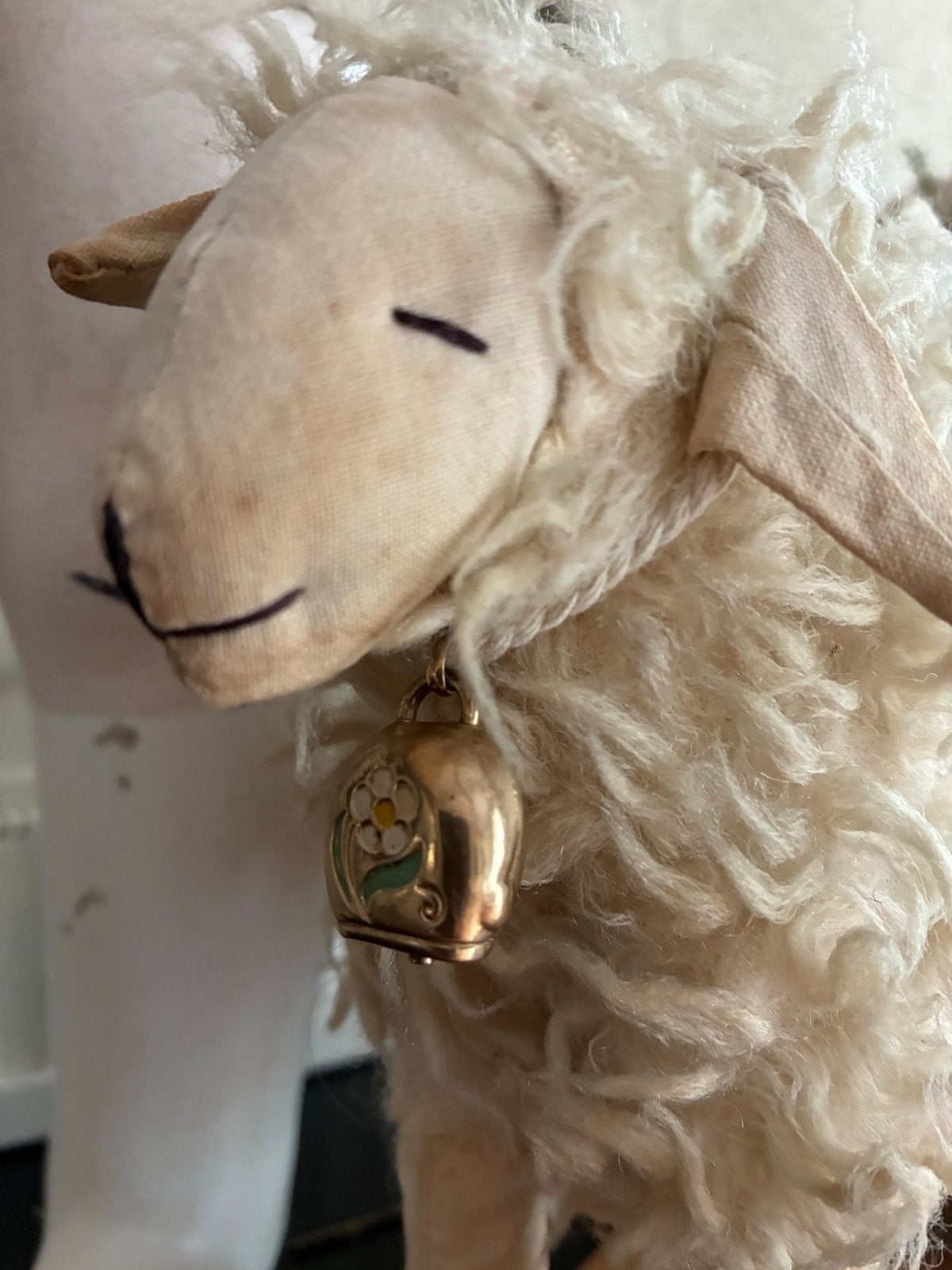 Oud trek schaap op wieltjes met prachtig belletje, Verzenden