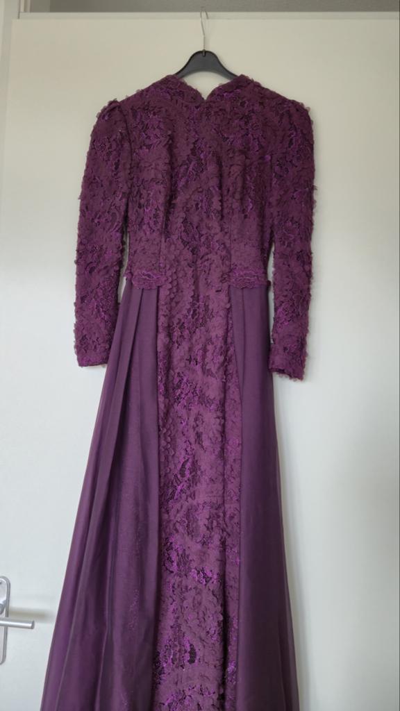 Elegante paarse galajurk met kant en lange mouwen, Maat 38/40 (M), Galajurk, Paars, Ophalen of Verzenden